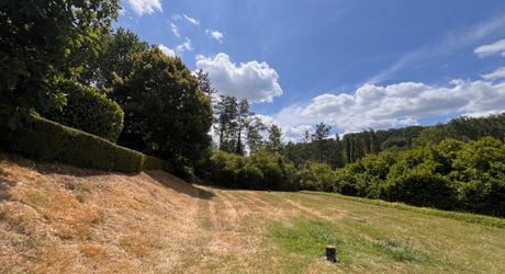 MAISON EN PIERRE DE 4 CHAMBRES AVEC TERRASSES ET JARDINS EN SUPERBE ÉTAT. TRÈS GRAND SOUS-SOL ADAPTABLE DE 113M2. PROCHE DU BUGUE. TRÈS BON PRIX.  PF90318