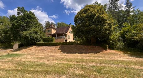 MAISON EN PIERRE DE 4 CHAMBRES AVEC TERRASSES ET JARDINS EN SUPERBE ÉTAT. TRÈS GRAND SOUS-SOL ADAPTABLE DE 113M2. PROCHE DU BUGUE. TRÈS BON PRIX.  PF90318
