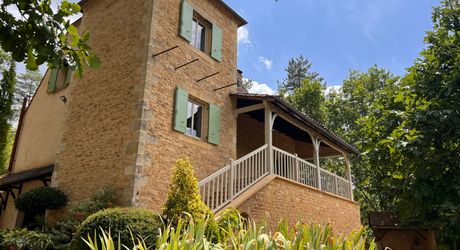 MAISON EN PIERRE DE 4 CHAMBRES AVEC TERRASSES ET JARDINS EN SUPERBE ÉTAT. TRÈS GRAND SOUS-SOL ADAPTABLE DE 113M2. PROCHE DU BUGUE. TRÈS BON PRIX.  PF90318