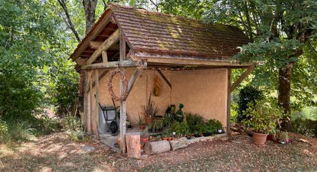 MAISON EN PIERRE DE 4 CHAMBRES AVEC TERRASSES ET JARDINS EN SUPERBE ÉTAT. TRÈS GRAND SOUS-SOL ADAPTABLE DE 113M2. PROCHE DU BUGUE. TRÈS BON PRIX.  PF90318