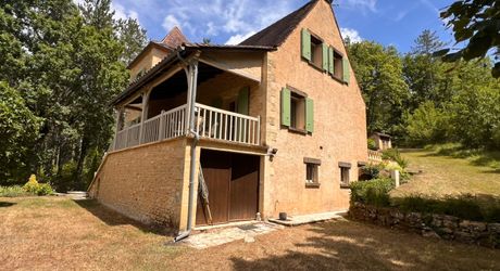 MAISON EN PIERRE DE 4 CHAMBRES AVEC TERRASSES ET JARDINS EN SUPERBE ÉTAT. TRÈS GRAND SOUS-SOL ADAPTABLE DE 113M2. PROCHE DU BUGUE. TRÈS BON PRIX.  PF90318