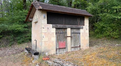 MAISON EN PIERRE DE 4 CHAMBRES AVEC TERRASSES ET JARDINS EN SUPERBE ÉTAT. TRÈS GRAND SOUS-SOL ADAPTABLE DE 113M2. PROCHE DU BUGUE. TRÈS BON PRIX.  PF90318