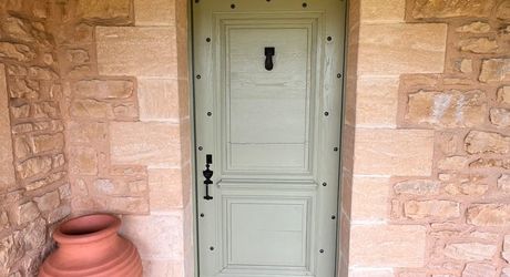 MAISON EN PIERRE DE 4 CHAMBRES AVEC TERRASSES ET JARDINS EN SUPERBE ÉTAT. TRÈS GRAND SOUS-SOL ADAPTABLE DE 113M2. PROCHE DU BUGUE. TRÈS BON PRIX.  PF90318