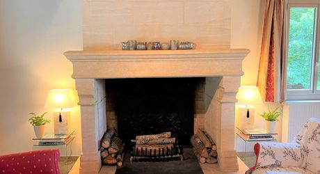 MAISON EN PIERRE DE 4 CHAMBRES AVEC TERRASSES ET JARDINS EN SUPERBE ÉTAT. TRÈS GRAND SOUS-SOL ADAPTABLE DE 113M2. PROCHE DU BUGUE. TRÈS BON PRIX.  PF90318