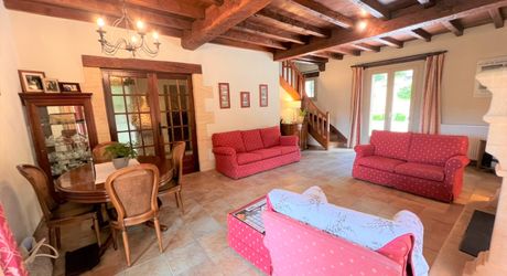 MAISON EN PIERRE DE 4 CHAMBRES AVEC TERRASSES ET JARDINS EN SUPERBE ÉTAT. TRÈS GRAND SOUS-SOL ADAPTABLE DE 113M2. PROCHE DU BUGUE. TRÈS BON PRIX.  PF90318