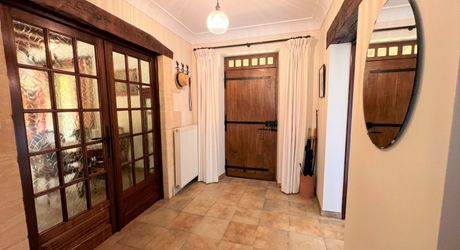 MAISON EN PIERRE DE 4 CHAMBRES AVEC TERRASSES ET JARDINS EN SUPERBE ÉTAT. TRÈS GRAND SOUS-SOL ADAPTABLE DE 113M2. PROCHE DU BUGUE. TRÈS BON PRIX.  PF90318