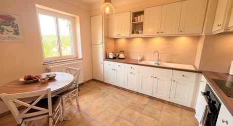 MAISON EN PIERRE DE 4 CHAMBRES AVEC TERRASSES ET JARDINS EN SUPERBE ÉTAT. TRÈS GRAND SOUS-SOL ADAPTABLE DE 113M2. PROCHE DU BUGUE. TRÈS BON PRIX.  PF90318