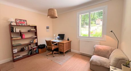 MAISON EN PIERRE DE 4 CHAMBRES AVEC TERRASSES ET JARDINS EN SUPERBE ÉTAT. TRÈS GRAND SOUS-SOL ADAPTABLE DE 113M2. PROCHE DU BUGUE. TRÈS BON PRIX.  PF90318