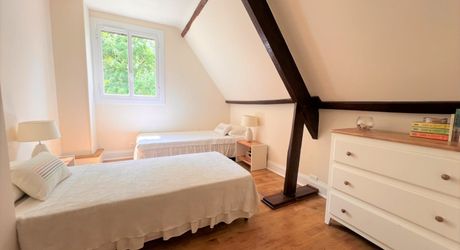 MAISON EN PIERRE DE 4 CHAMBRES AVEC TERRASSES ET JARDINS EN SUPERBE ÉTAT. TRÈS GRAND SOUS-SOL ADAPTABLE DE 113M2. PROCHE DU BUGUE. TRÈS BON PRIX.  PF90318