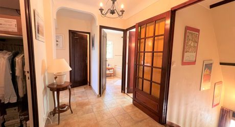 MAISON EN PIERRE DE 4 CHAMBRES AVEC TERRASSES ET JARDINS EN SUPERBE ÉTAT. TRÈS GRAND SOUS-SOL ADAPTABLE DE 113M2. PROCHE DU BUGUE. TRÈS BON PRIX.  PF90318