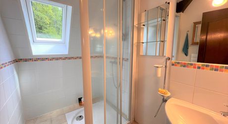 MAISON EN PIERRE DE 4 CHAMBRES AVEC TERRASSES ET JARDINS EN SUPERBE ÉTAT. TRÈS GRAND SOUS-SOL ADAPTABLE DE 113M2. PROCHE DU BUGUE. TRÈS BON PRIX.  PF90318