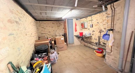 MAISON EN PIERRE DE 4 CHAMBRES AVEC TERRASSES ET JARDINS EN SUPERBE ÉTAT. TRÈS GRAND SOUS-SOL ADAPTABLE DE 113M2. PROCHE DU BUGUE. TRÈS BON PRIX.  PF90318