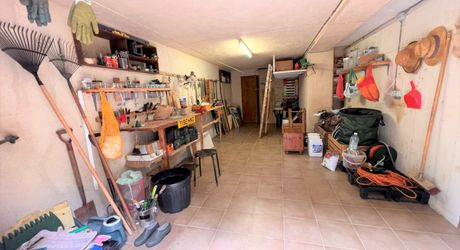 MAISON EN PIERRE DE 4 CHAMBRES AVEC TERRASSES ET JARDINS EN SUPERBE ÉTAT. TRÈS GRAND SOUS-SOL ADAPTABLE DE 113M2. PROCHE DU BUGUE. TRÈS BON PRIX.  PF90318