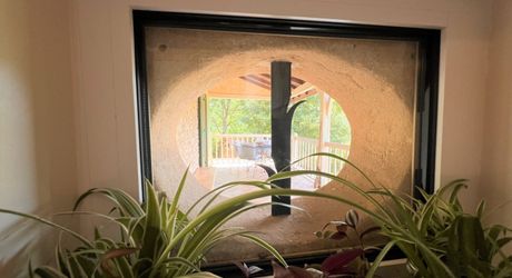 MAISON EN PIERRE DE 4 CHAMBRES AVEC TERRASSES ET JARDINS EN SUPERBE ÉTAT. TRÈS GRAND SOUS-SOL ADAPTABLE DE 113M2. PROCHE DU BUGUE. TRÈS BON PRIX.  PF90318