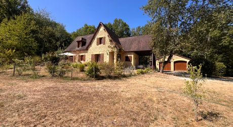 CHARMANTE MAISON DE SARLAT-ENVIRONS, 3/4 CHAMBRES AVEC GRANDE GRANGE, JOLIS JARDINS ET 1HA DE PRAIRIES ET DE BOIS. PF90319.