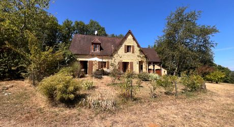 CHARMANTE MAISON DE SARLAT-ENVIRONS, 3/4 CHAMBRES AVEC GRANDE GRANGE, JOLIS JARDINS ET 1HA DE PRAIRIES ET DE BOIS. PF90319.