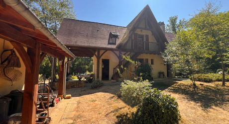 CHARMANTE MAISON DE SARLAT-ENVIRONS, 3/4 CHAMBRES AVEC GRANDE GRANGE, JOLIS JARDINS ET 1HA DE PRAIRIES ET DE BOIS. PF90319.