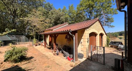 CHARMANTE MAISON DE SARLAT-ENVIRONS, 3/4 CHAMBRES AVEC GRANDE GRANGE, JOLIS JARDINS ET 1HA DE PRAIRIES ET DE BOIS. PF90319.