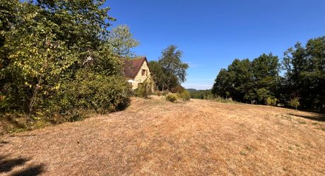 CHARMANTE MAISON DE SARLAT-ENVIRONS, 3/4 CHAMBRES AVEC GRANDE GRANGE, JOLIS JARDINS ET 1HA DE PRAIRIES ET DE BOIS. PF90319.
