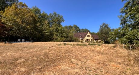 CHARMANTE MAISON DE SARLAT-ENVIRONS, 3/4 CHAMBRES AVEC GRANDE GRANGE, JOLIS JARDINS ET 1HA DE PRAIRIES ET DE BOIS. PF90319.