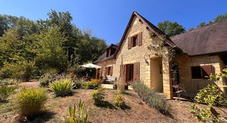 CHARMANTE MAISON DE SARLAT-ENVIRONS, 3/4 CHAMBRES AVEC GRANDE GRANGE, JOLIS JARDINS ET 1HA DE PRAIRIES ET DE BOIS. PF90319.