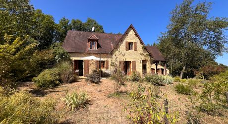 CHARMANTE MAISON DE SARLAT-ENVIRONS, 3/4 CHAMBRES AVEC GRANDE GRANGE, JOLIS JARDINS ET 1HA DE PRAIRIES ET DE BOIS. PF90319.