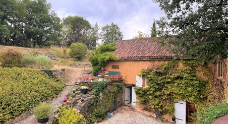 RAVISSANTE PROPRIÉTÉ SUR COUR AVEC 2 MAISONS INDÉPENDANTES EN PIERRE (2 LITS ET 1 LIT) SUR 2,4 ACRES, PRÈS DE ST POMPON, DANS UN CADRE SUPERBE ET TRANQUILLE AVEC DE JOLIES VUES. PF90320