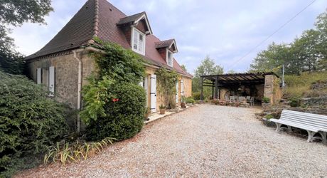 RAVISSANTE PROPRIÉTÉ SUR COUR AVEC 2 MAISONS INDÉPENDANTES EN PIERRE (2 LITS ET 1 LIT) SUR 2,4 ACRES, PRÈS DE ST POMPON, DANS UN CADRE SUPERBE ET TRANQUILLE AVEC DE JOLIES VUES. PF90320