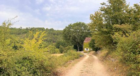 RAVISSANTE PROPRIÉTÉ SUR COUR AVEC 2 MAISONS INDÉPENDANTES EN PIERRE (2 LITS ET 1 LIT) SUR 2,4 ACRES, PRÈS DE ST POMPON, DANS UN CADRE SUPERBE ET TRANQUILLE AVEC DE JOLIES VUES. PF90320