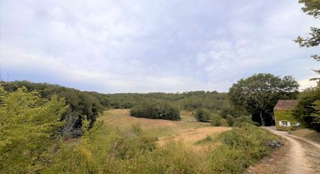 RAVISSANTE PROPRIÉTÉ SUR COUR AVEC 2 MAISONS INDÉPENDANTES EN PIERRE (2 LITS ET 1 LIT) SUR 2,4 ACRES, PRÈS DE ST POMPON, DANS UN CADRE SUPERBE ET TRANQUILLE AVEC DE JOLIES VUES. PF90320