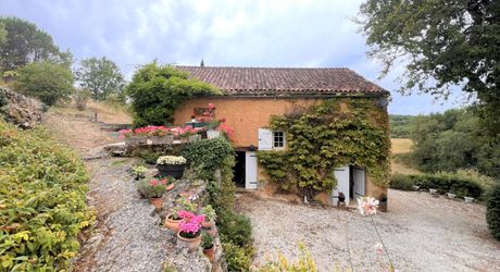 RAVISSANTE PROPRIÉTÉ SUR COUR AVEC 2 MAISONS INDÉPENDANTES EN PIERRE (2 LITS ET 1 LIT) SUR 2,4 ACRES, PRÈS DE ST POMPON, DANS UN CADRE SUPERBE ET TRANQUILLE AVEC DE JOLIES VUES. PF90320