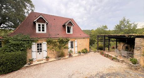 RAVISSANTE PROPRIÉTÉ SUR COUR AVEC 2 MAISONS INDÉPENDANTES EN PIERRE (2 LITS ET 1 LIT) SUR 2,4 ACRES, PRÈS DE ST POMPON, DANS UN CADRE SUPERBE ET TRANQUILLE AVEC DE JOLIES VUES. PF90320