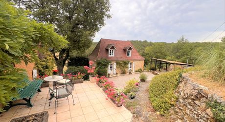 RAVISSANTE PROPRIÉTÉ SUR COUR AVEC 2 MAISONS INDÉPENDANTES EN PIERRE (2 LITS ET 1 LIT) SUR 2,4 ACRES, PRÈS DE ST POMPON, DANS UN CADRE SUPERBE ET TRANQUILLE AVEC DE JOLIES VUES. PF90320