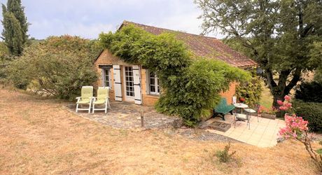 RAVISSANTE PROPRIÉTÉ SUR COUR AVEC 2 MAISONS INDÉPENDANTES EN PIERRE (2 LITS ET 1 LIT) SUR 2,4 ACRES, PRÈS DE ST POMPON, DANS UN CADRE SUPERBE ET TRANQUILLE AVEC DE JOLIES VUES. PF90320