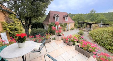RAVISSANTE PROPRIÉTÉ SUR COUR AVEC 2 MAISONS INDÉPENDANTES EN PIERRE (2 LITS ET 1 LIT) SUR 2,4 ACRES, PRÈS DE ST POMPON, DANS UN CADRE SUPERBE ET TRANQUILLE AVEC DE JOLIES VUES. PF90320