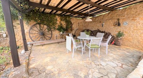 RAVISSANTE PROPRIÉTÉ SUR COUR AVEC 2 MAISONS INDÉPENDANTES EN PIERRE (2 LITS ET 1 LIT) SUR 2,4 ACRES, PRÈS DE ST POMPON, DANS UN CADRE SUPERBE ET TRANQUILLE AVEC DE JOLIES VUES. PF90320