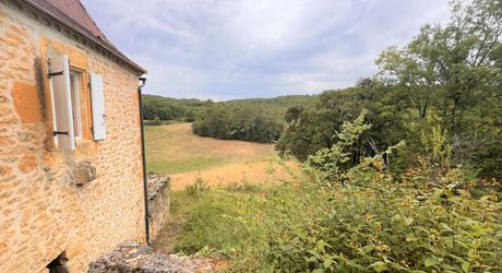 RAVISSANTE PROPRIÉTÉ SUR COUR AVEC 2 MAISONS INDÉPENDANTES EN PIERRE (2 LITS ET 1 LIT) SUR 2,4 ACRES, PRÈS DE ST POMPON, DANS UN CADRE SUPERBE ET TRANQUILLE AVEC DE JOLIES VUES. PF90320