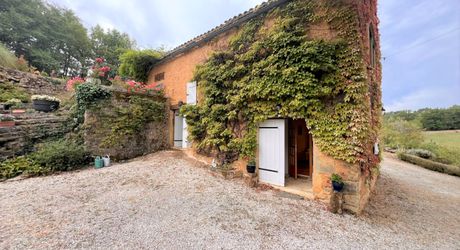 RAVISSANTE PROPRIÉTÉ SUR COUR AVEC 2 MAISONS INDÉPENDANTES EN PIERRE (2 LITS ET 1 LIT) SUR 2,4 ACRES, PRÈS DE ST POMPON, DANS UN CADRE SUPERBE ET TRANQUILLE AVEC DE JOLIES VUES. PF90320
