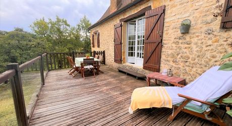 RAVISSANTE PROPRIÉTÉ SUR COUR AVEC 2 MAISONS INDÉPENDANTES EN PIERRE (2 LITS ET 1 LIT) SUR 2,4 ACRES, PRÈS DE ST POMPON, DANS UN CADRE SUPERBE ET TRANQUILLE AVEC DE JOLIES VUES. PF90320