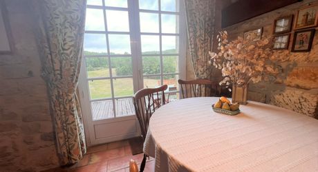 RAVISSANTE PROPRIÉTÉ SUR COUR AVEC 2 MAISONS INDÉPENDANTES EN PIERRE (2 LITS ET 1 LIT) SUR 2,4 ACRES, PRÈS DE ST POMPON, DANS UN CADRE SUPERBE ET TRANQUILLE AVEC DE JOLIES VUES. PF90320