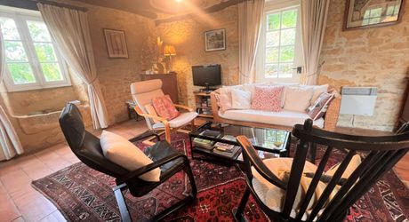 RAVISSANTE PROPRIÉTÉ SUR COUR AVEC 2 MAISONS INDÉPENDANTES EN PIERRE (2 LITS ET 1 LIT) SUR 2,4 ACRES, PRÈS DE ST POMPON, DANS UN CADRE SUPERBE ET TRANQUILLE AVEC DE JOLIES VUES. PF90320