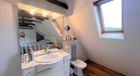 RAVISSANTE PROPRIÉTÉ SUR COUR AVEC 2 MAISONS INDÉPENDANTES EN PIERRE (2 LITS ET 1 LIT) SUR 2,4 ACRES, PRÈS DE ST POMPON, DANS UN CADRE SUPERBE ET TRANQUILLE AVEC DE JOLIES VUES. PF90320