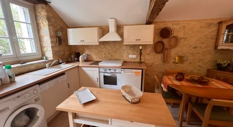 RAVISSANTE PROPRIÉTÉ SUR COUR AVEC 2 MAISONS INDÉPENDANTES EN PIERRE (2 LITS ET 1 LIT) SUR 2,4 ACRES, PRÈS DE ST POMPON, DANS UN CADRE SUPERBE ET TRANQUILLE AVEC DE JOLIES VUES. PF90320