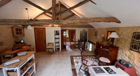 RAVISSANTE PROPRIÉTÉ SUR COUR AVEC 2 MAISONS INDÉPENDANTES EN PIERRE (2 LITS ET 1 LIT) SUR 2,4 ACRES, PRÈS DE ST POMPON, DANS UN CADRE SUPERBE ET TRANQUILLE AVEC DE JOLIES VUES. PF90320
