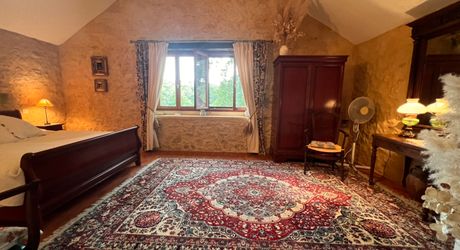 RAVISSANTE PROPRIÉTÉ SUR COUR AVEC 2 MAISONS INDÉPENDANTES EN PIERRE (2 LITS ET 1 LIT) SUR 2,4 ACRES, PRÈS DE ST POMPON, DANS UN CADRE SUPERBE ET TRANQUILLE AVEC DE JOLIES VUES. PF90320
