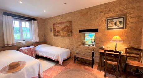 RAVISSANTE PROPRIÉTÉ SUR COUR AVEC 2 MAISONS INDÉPENDANTES EN PIERRE (2 LITS ET 1 LIT) SUR 2,4 ACRES, PRÈS DE ST POMPON, DANS UN CADRE SUPERBE ET TRANQUILLE AVEC DE JOLIES VUES. PF90320