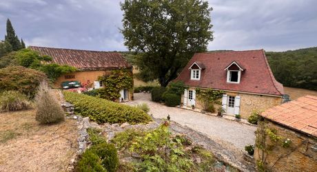 RAVISSANTE PROPRIÉTÉ SUR COUR AVEC 2 MAISONS INDÉPENDANTES EN PIERRE (2 LITS ET 1 LIT) SUR 2,4 ACRES, PRÈS DE ST POMPON, DANS UN CADRE SUPERBE ET TRANQUILLE AVEC DE JOLIES VUES. PF90320