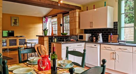 TOUT À PIED ! RARE PROPRIÉTÉ DE 4 CHAMBRES EN BORDURE D'UN VILLAGE MAGNIFIQUE AVEC TOUTES COMMODITÉS. SUPERBE PISCINE. ACTUELLEMENT AMÉNAGÉE EN DEUX MAISONS. 3 277 M² DE TERRAIN, PLUS UN BÂTIMENT SUPPLÉMENTAIRE À RÉNOVER ! PF90322