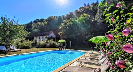 TOUT À PIED ! RARE PROPRIÉTÉ DE 4 CHAMBRES EN BORDURE D'UN VILLAGE MAGNIFIQUE AVEC TOUTES COMMODITÉS. SUPERBE PISCINE. ACTUELLEMENT AMÉNAGÉE EN DEUX MAISONS. 3 277 M² DE TERRAIN, PLUS UN BÂTIMENT SUPPLÉMENTAIRE À RÉNOVER ! PF90322