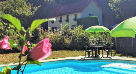 TOUT À PIED ! RARE PROPRIÉTÉ DE 4 CHAMBRES EN BORDURE D'UN VILLAGE MAGNIFIQUE AVEC TOUTES COMMODITÉS. SUPERBE PISCINE. ACTUELLEMENT AMÉNAGÉE EN DEUX MAISONS. 3 277 M² DE TERRAIN, PLUS UN BÂTIMENT SUPPLÉMENTAIRE À RÉNOVER ! PF90322